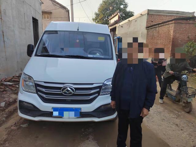 邯鄲交巡警魏縣大隊查獲一起超員黑校車！