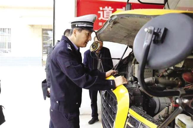 城關交警開展校車安全檢查