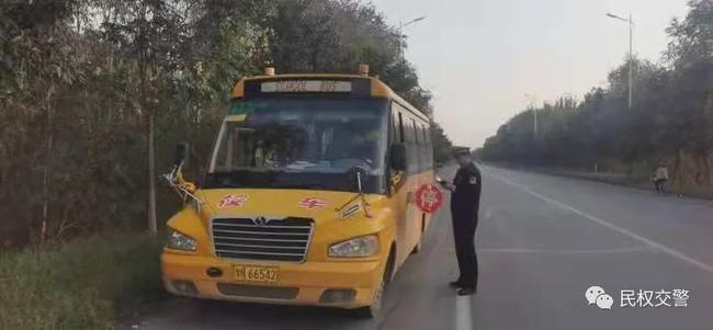 民權交警嚴查校車隱患 確保平安上學路