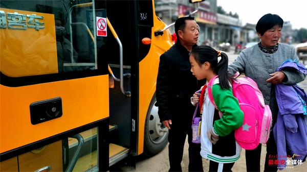 良莊鎮(zhèn)中心小學開通 3 輛校車 學生上下學安全又溫暖