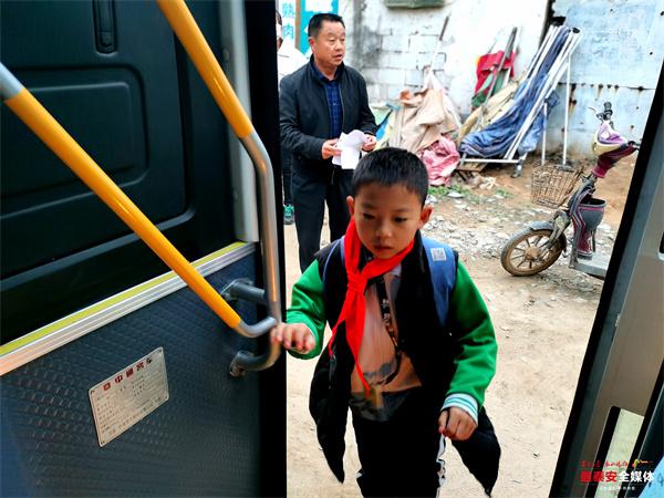 良莊鎮(zhèn)中心小學開通 3 輛校車 學生上下學安全又溫暖