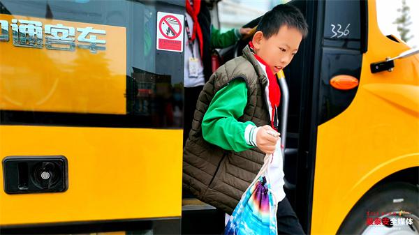 良莊鎮(zhèn)中心小學開通 3 輛校車 學生上下學安全又溫暖
