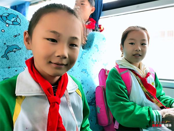 良莊鎮(zhèn)中心小學開通 3 輛校車 學生上下學安全又溫暖