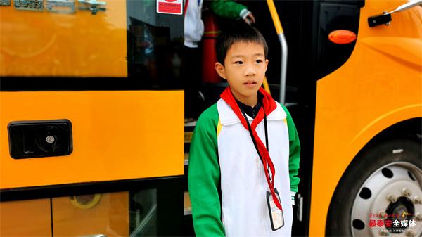 良莊鎮(zhèn)中心小學開通 3 輛校車 學生上下學安全又溫暖