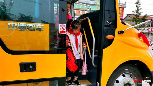 良莊鎮(zhèn)中心小學開通 3 輛校車 學生上下學安全又溫暖