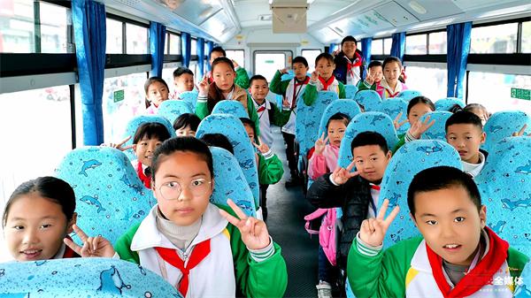 良莊鎮(zhèn)中心小學開通 3 輛校車 學生上下學安全又溫暖