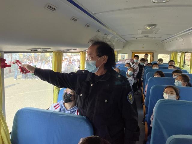 校車安全伴我行！青島三十七中開展校車安全應急疏散演練
