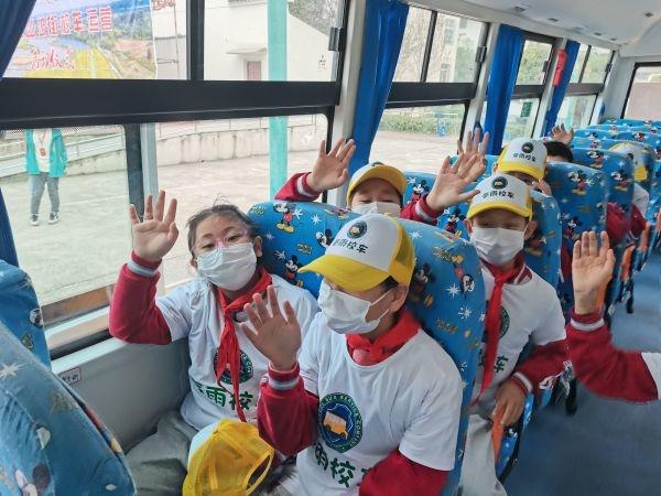 老區孩子不再擠“面的”上下學了，江夏山坡街偏遠村灣開來了“大鼻子”校車