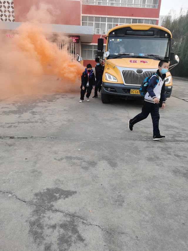 桓臺周家中學(xué)校車應(yīng)急逃生疏散演練報道
