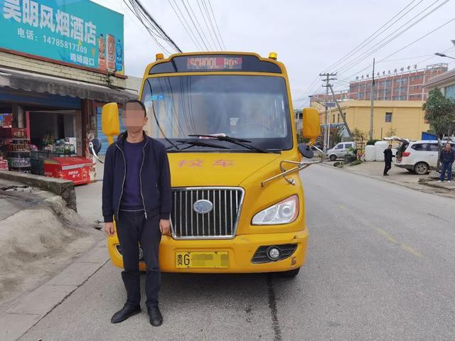 貴州一幼兒園校車超載，核載19人，實載33人