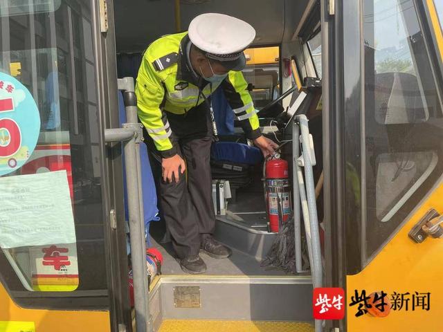 消除隱患確保學生出行安全，警方全面開展校車大檢查