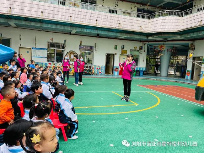 校車安全伴我行——瀏陽市諾亞舟蒙特梭利幼兒園校車安全演練