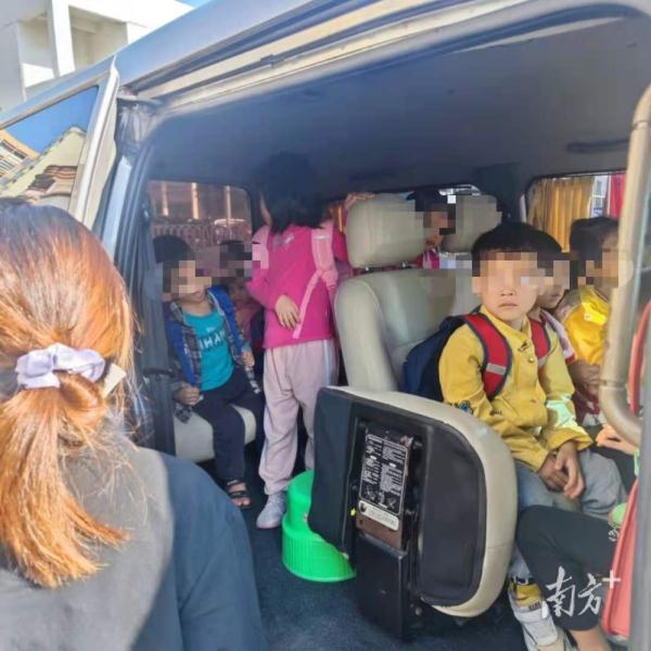 “黑校車”嚴重超載，司機及早教機構負責人被刑拘