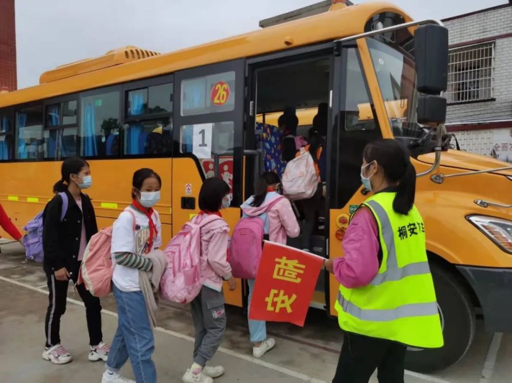 記者跟拍！佛岡新校車“入鎮(zhèn)到村”后…