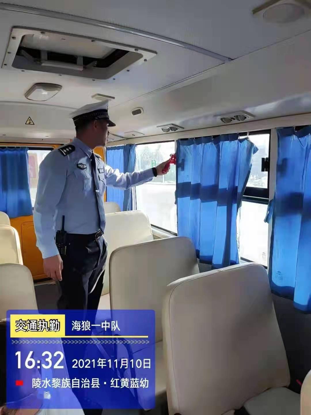 陵水公安交警嚴(yán)查校車違法行為 護(hù)航學(xué)生平安
