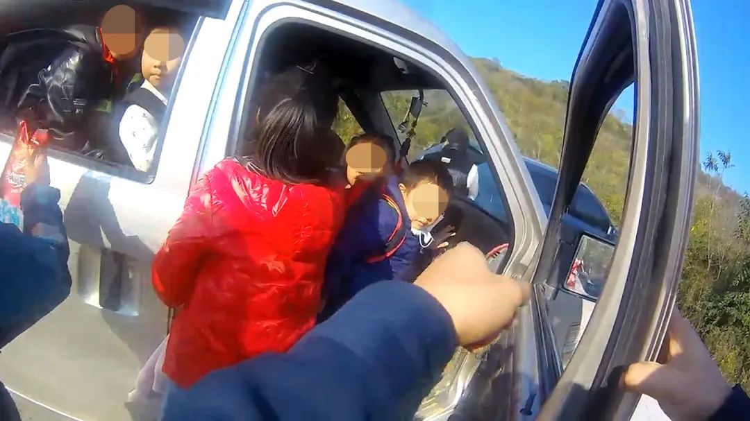 又見黑校車！小小面包車“塞”進25人……