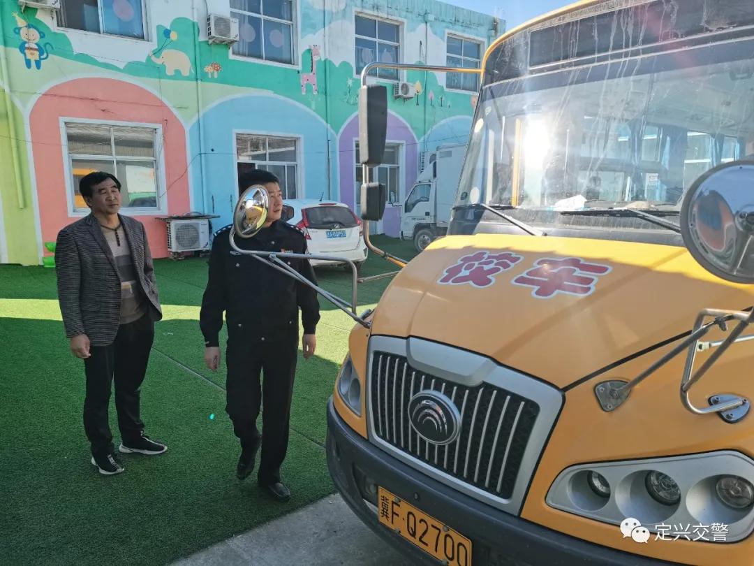 定興對(duì)全縣校車進(jìn)行大規(guī)模檢查!