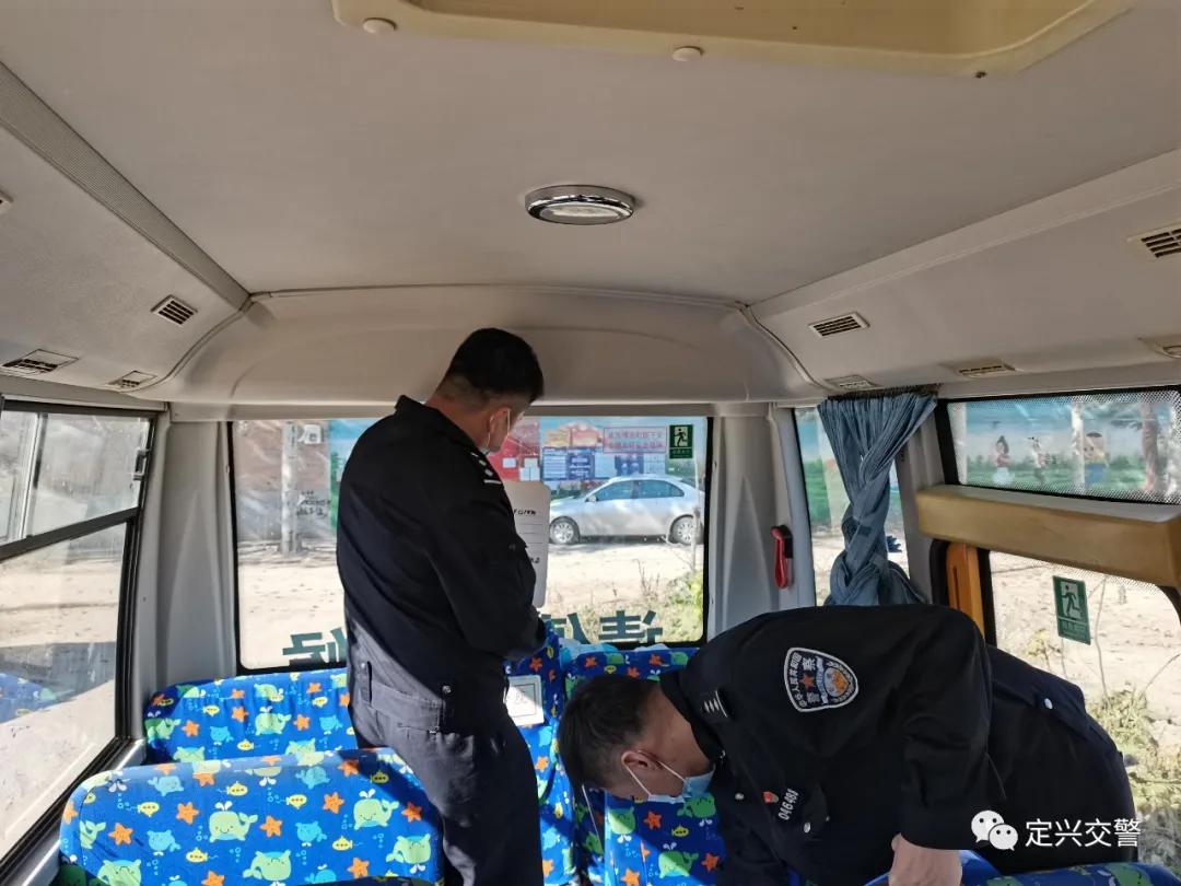定興對(duì)全縣校車進(jìn)行大規(guī)模檢查!