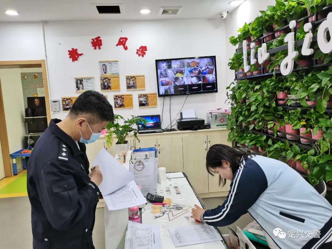 定興對(duì)全縣校車進(jìn)行大規(guī)模檢查!