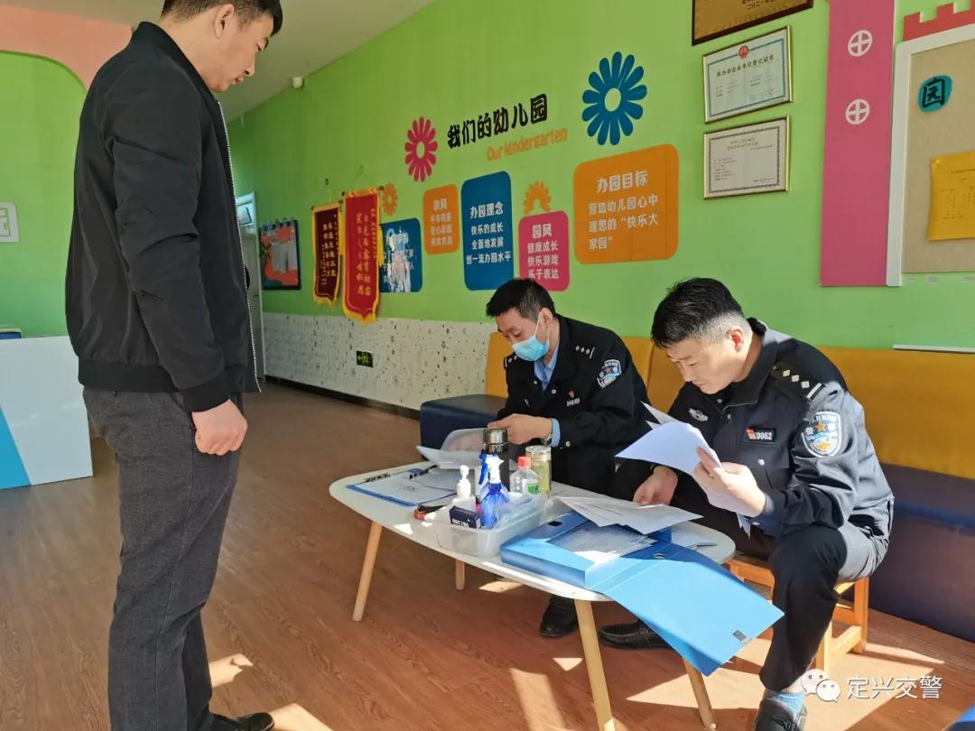 定興對(duì)全縣校車進(jìn)行大規(guī)模檢查!