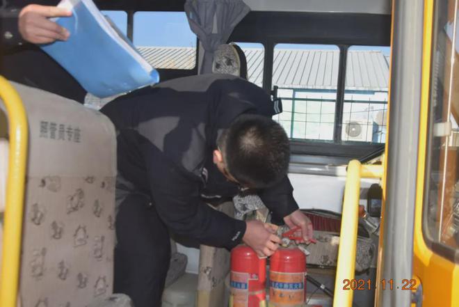 滄州一縣交警嚴查校車 保障學生安全
