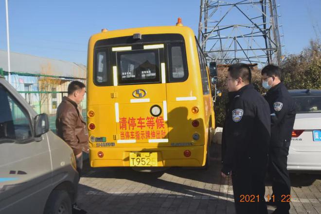 滄州一縣交警嚴查校車 保障學生安全