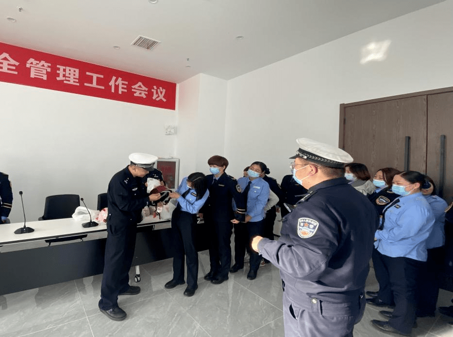 筑牢平安上學(xué)路 強(qiáng)化校車安全源頭管理 西青交警為校車駕駛員再培訓(xùn)