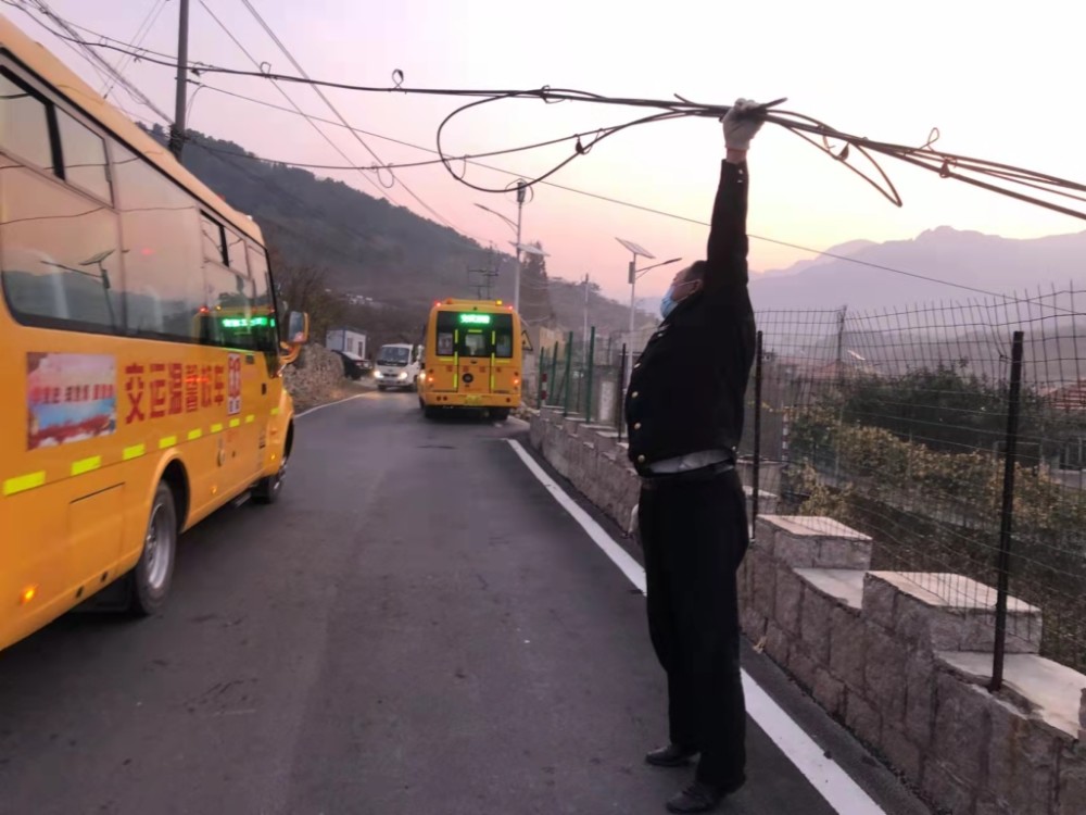 電纜下墜阻礙交通 溫馨校車司機(jī)迅速清障
