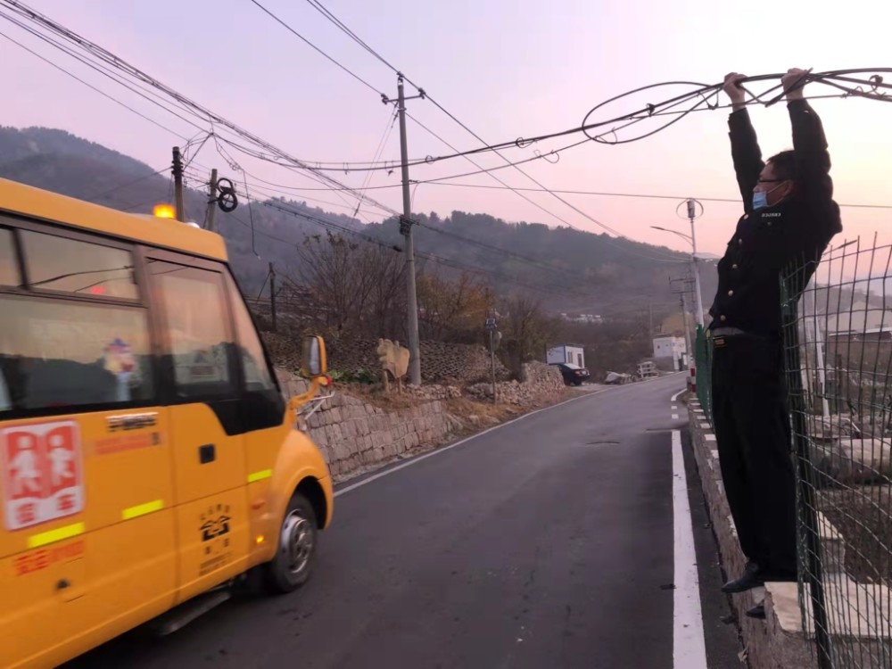 電纜下墜阻礙交通 溫馨校車司機(jī)迅速清障