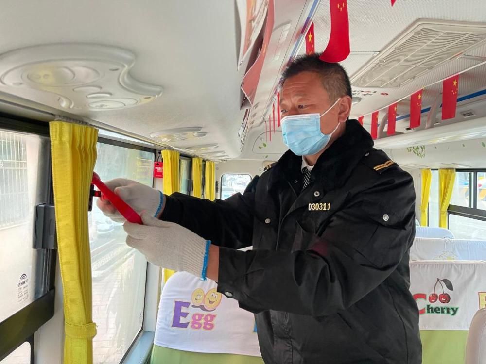 開“大鼻子”校車7年，他安全接送孩子20萬人次