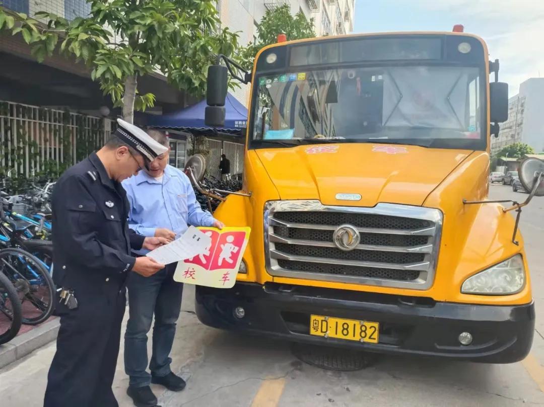 嚴(yán)把校車安全關(guān)！金平交警開展校車安全檢查和校車司機(jī)安全宣傳教育