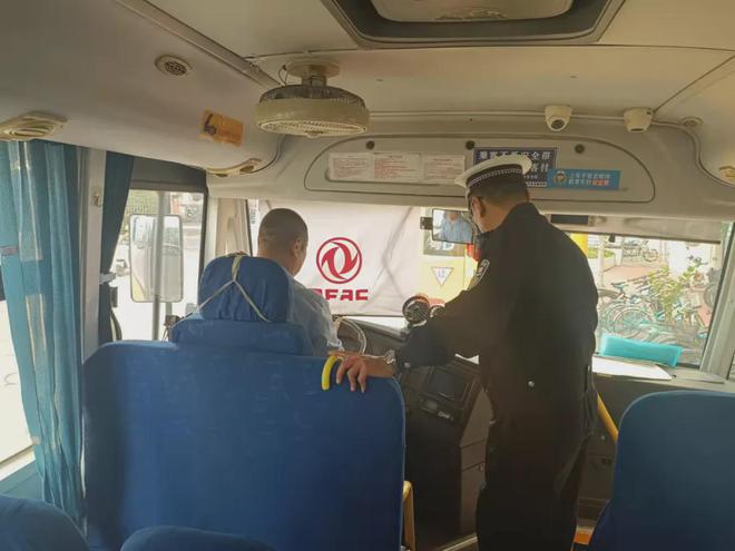 金平交警開展校車安全檢查和校車司機(jī)安全宣傳教育