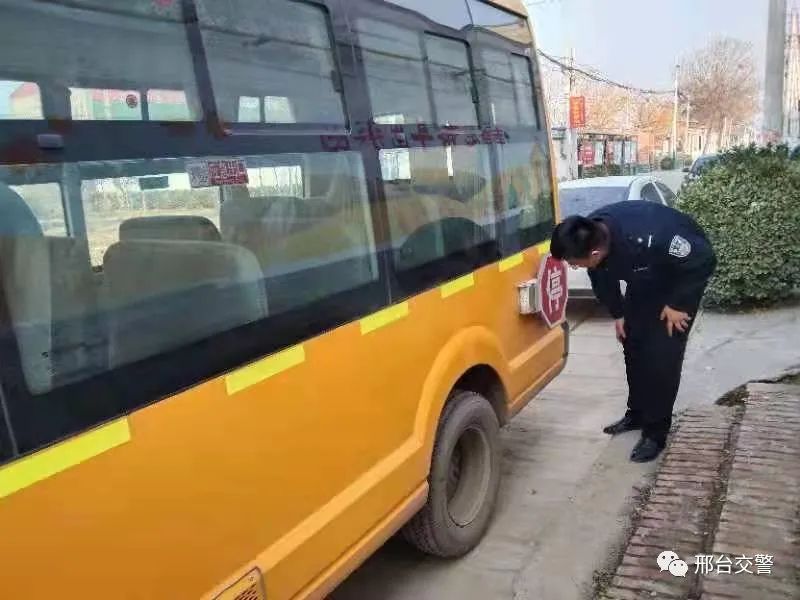 南宮交警“四步走”扎實(shí)做好校車安全管理工作