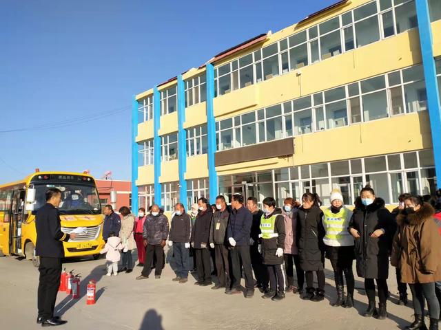 加強(qiáng)校車安全應(yīng)急演練 為學(xué)生乘車安全保駕護(hù)航