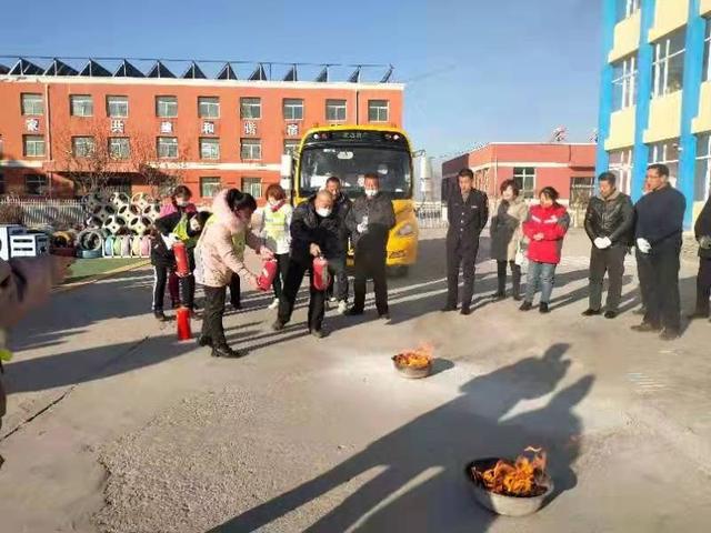 加強(qiáng)校車安全應(yīng)急演練 為學(xué)生乘車安全保駕護(hù)航