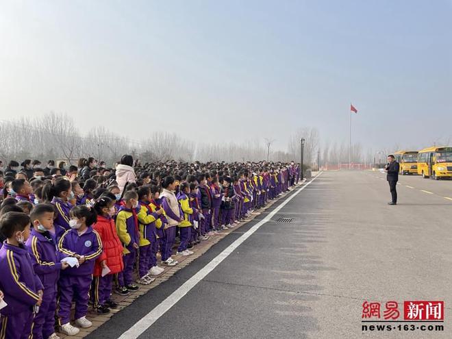 膠州溫馨校車應(yīng)急演練走進(jìn)學(xué)校 攜手共筑平安校園