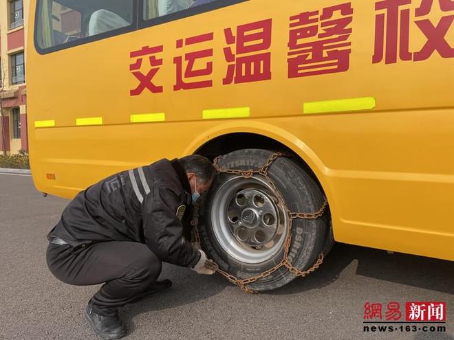 膠州溫馨校車應(yīng)急演練走進(jìn)學(xué)校 攜手共筑平安校園