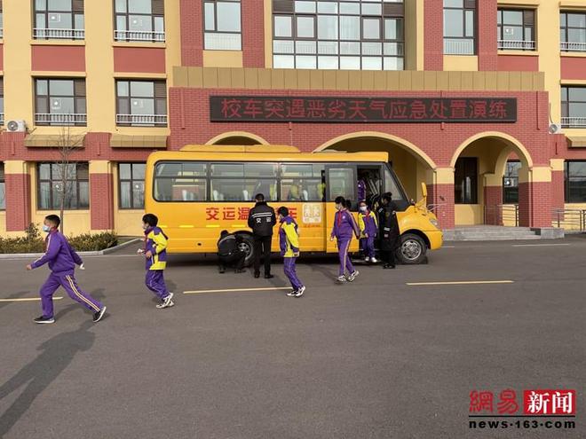 膠州溫馨校車應(yīng)急演練走進(jìn)學(xué)校 攜手共筑平安校園