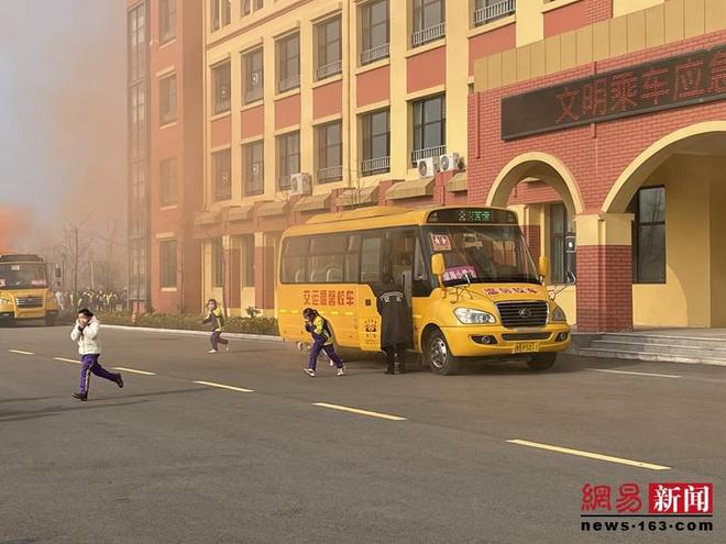 膠州溫馨校車應(yīng)急演練走進(jìn)學(xué)校 攜手共筑平安校園