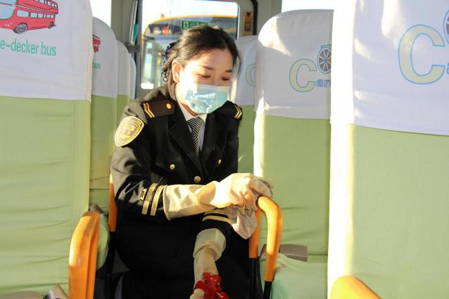 用心服務(wù)乘車孩子，她成了孩子們的“好阿姨”