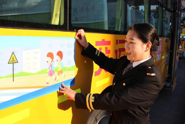 用心服務(wù)乘車孩子，她成了孩子們的“好阿姨”
