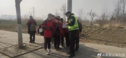 嚴(yán)查！壽縣交警查獲超員“黑校車” ！核載7人實載12人