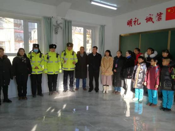 “你好警察節(jié)” 四平鐵西交警寒假前聯(lián)合多部門開(kāi)展校車應(yīng)急演練活動(dòng)