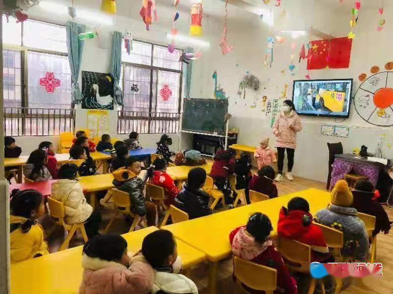 洞口縣巖山鎮中心幼兒園開展校車安全教育活動