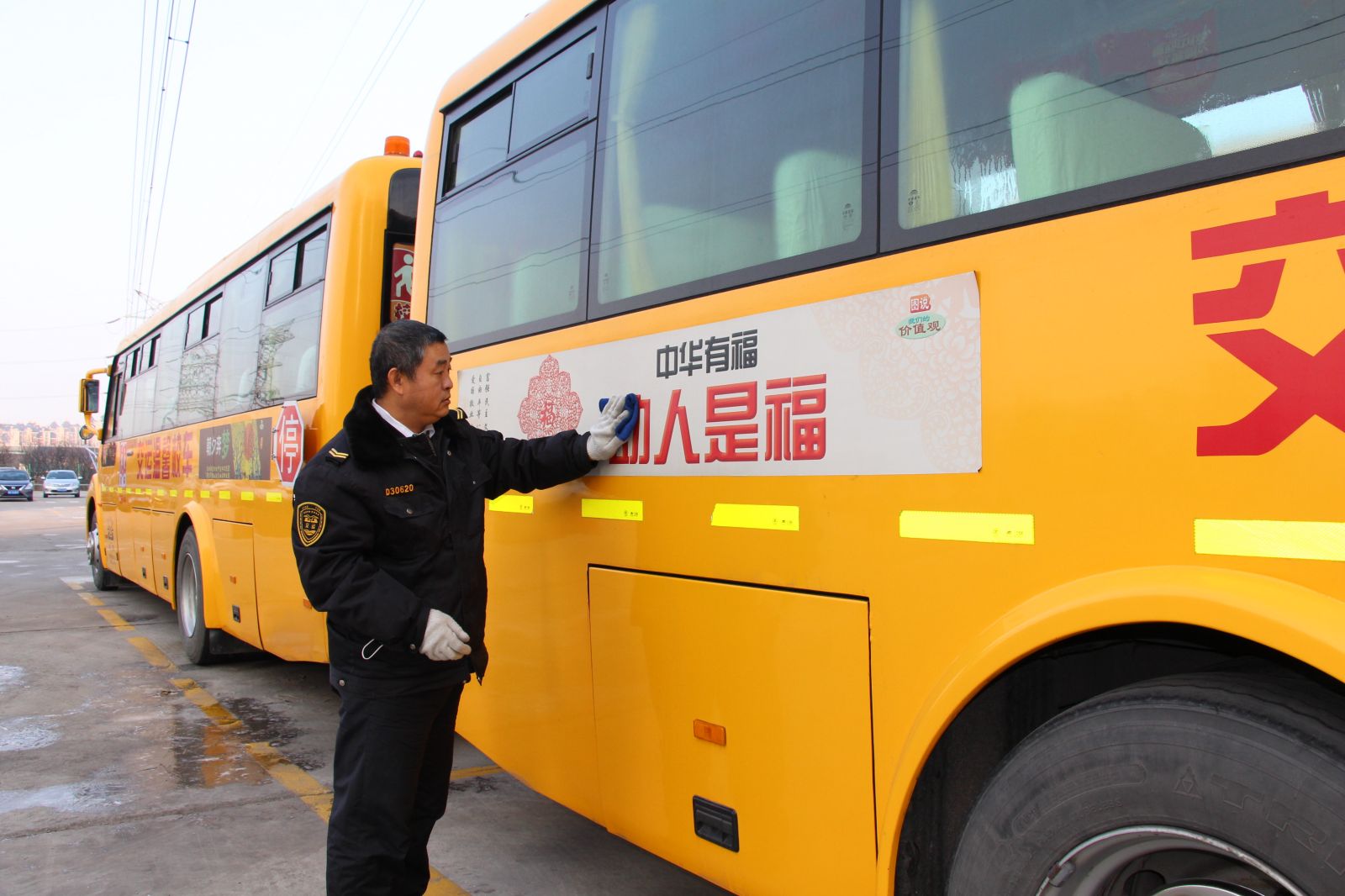 青島一私家車意外起火，校車司機出手相助
