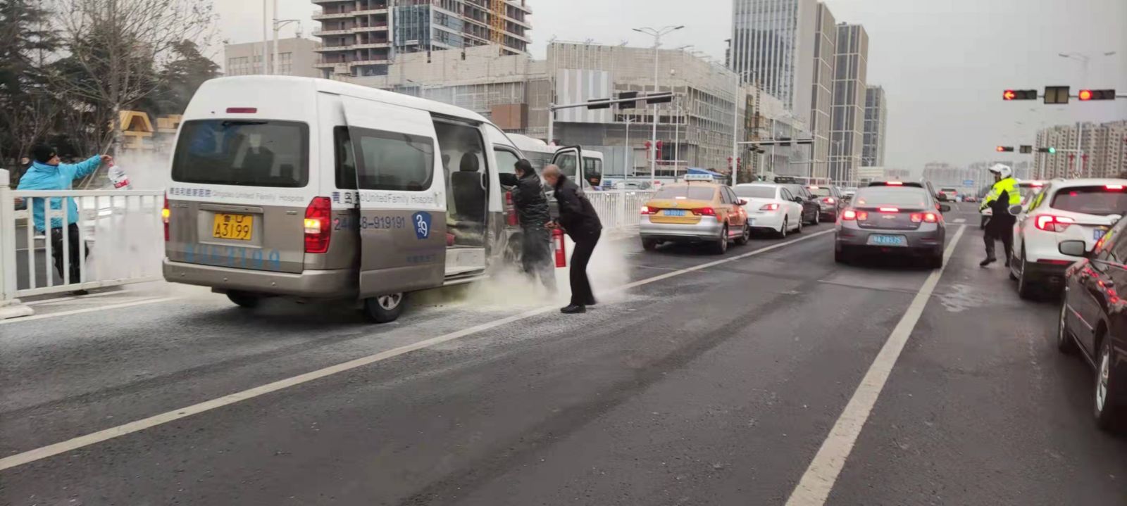 青島一私家車意外起火，校車司機出手相助