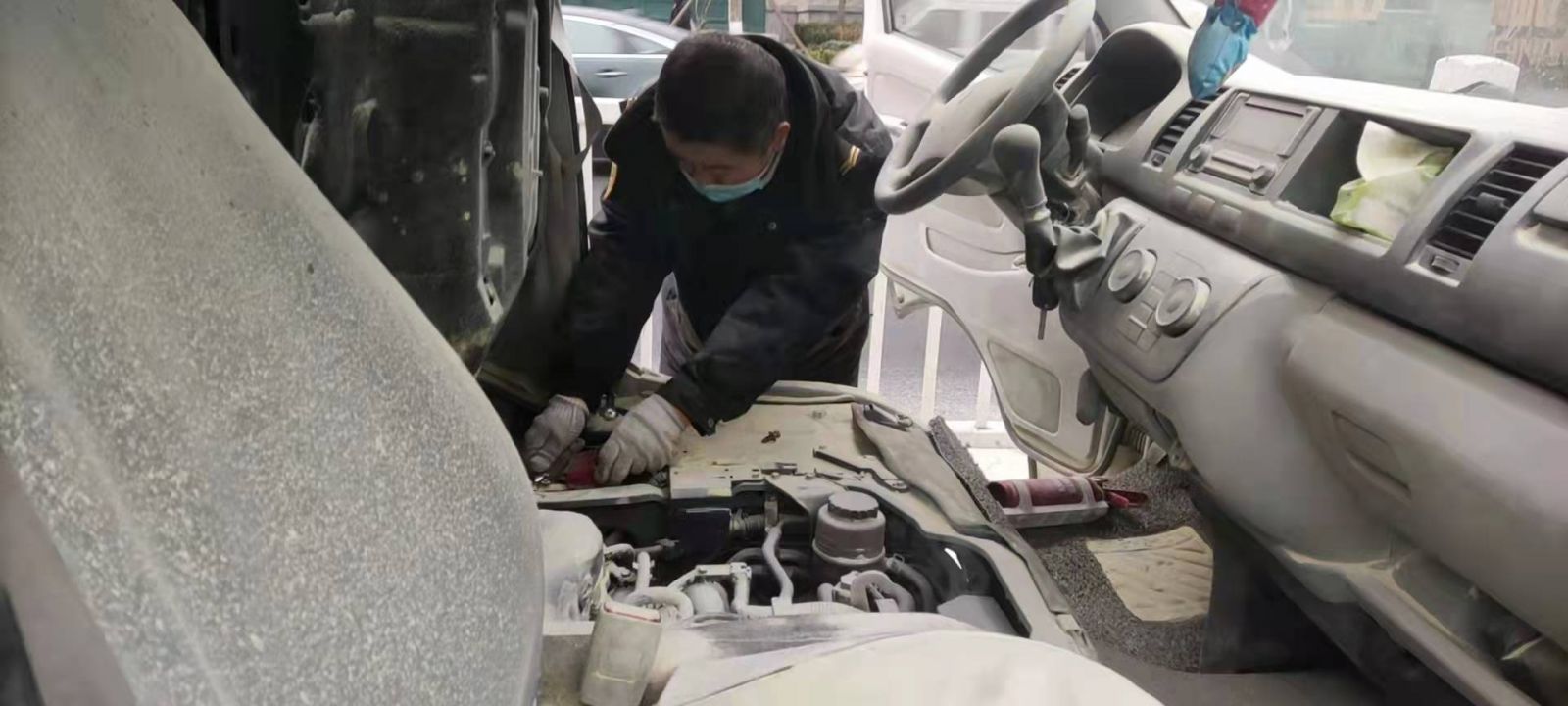 青島一私家車意外起火，校車司機出手相助