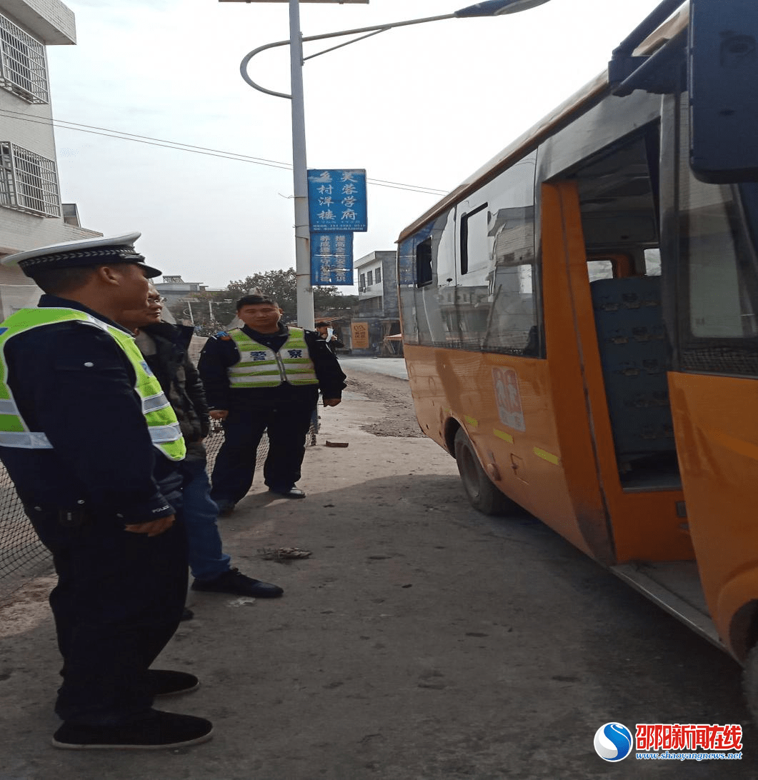 武岡市水浸坪鄉(xiāng)進(jìn)行校車檢查 筑牢校園安全防線