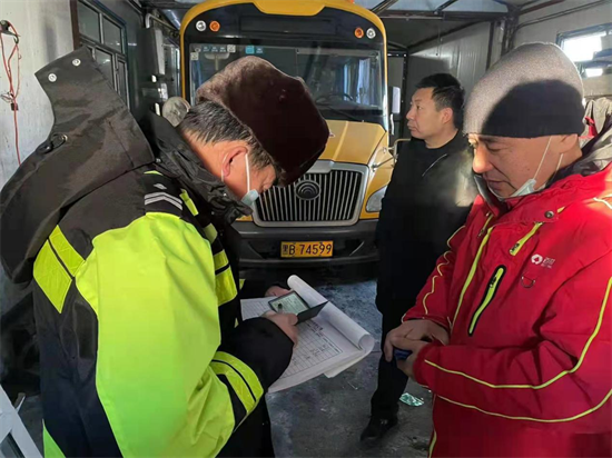 依安縣交警大隊(duì)開展冬季校車安全大檢查