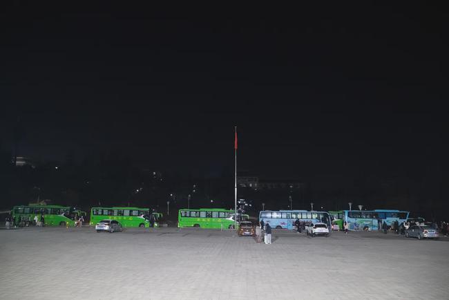 西安思源學院溫情校車助學子安全返鄉回家團圓